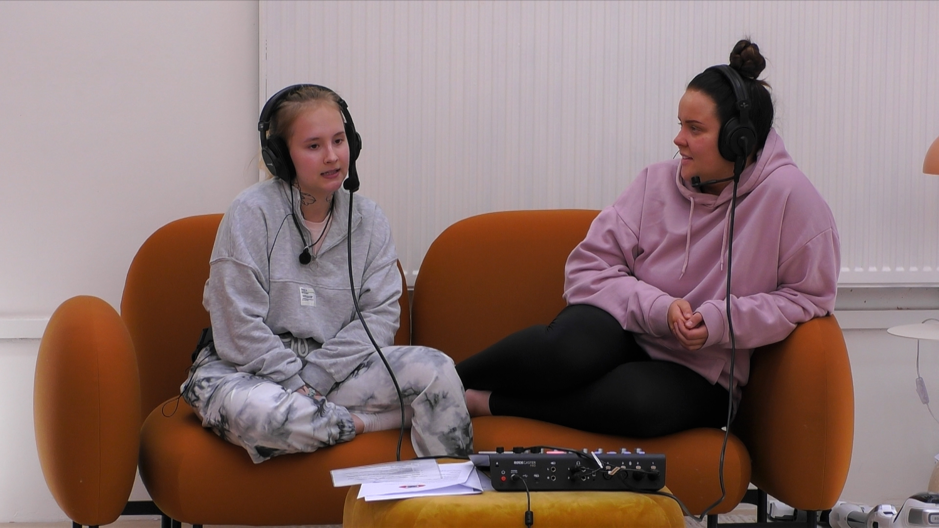 Kristiina ja Sasa tekemässä podcastia. Kuva: © Nelonen Media.