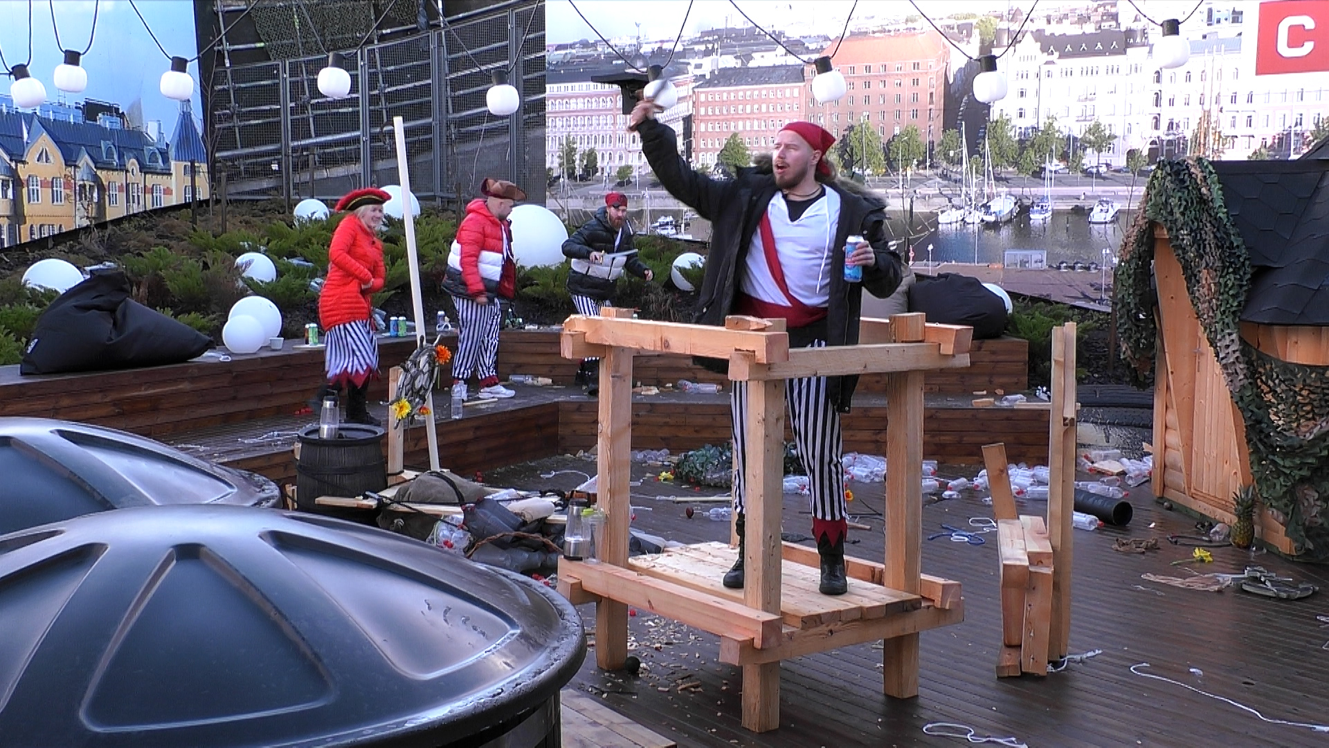 Arttu juhlisti päivällä asukkaiden saamia kaljoja. Kuva: © Nelonen Media.