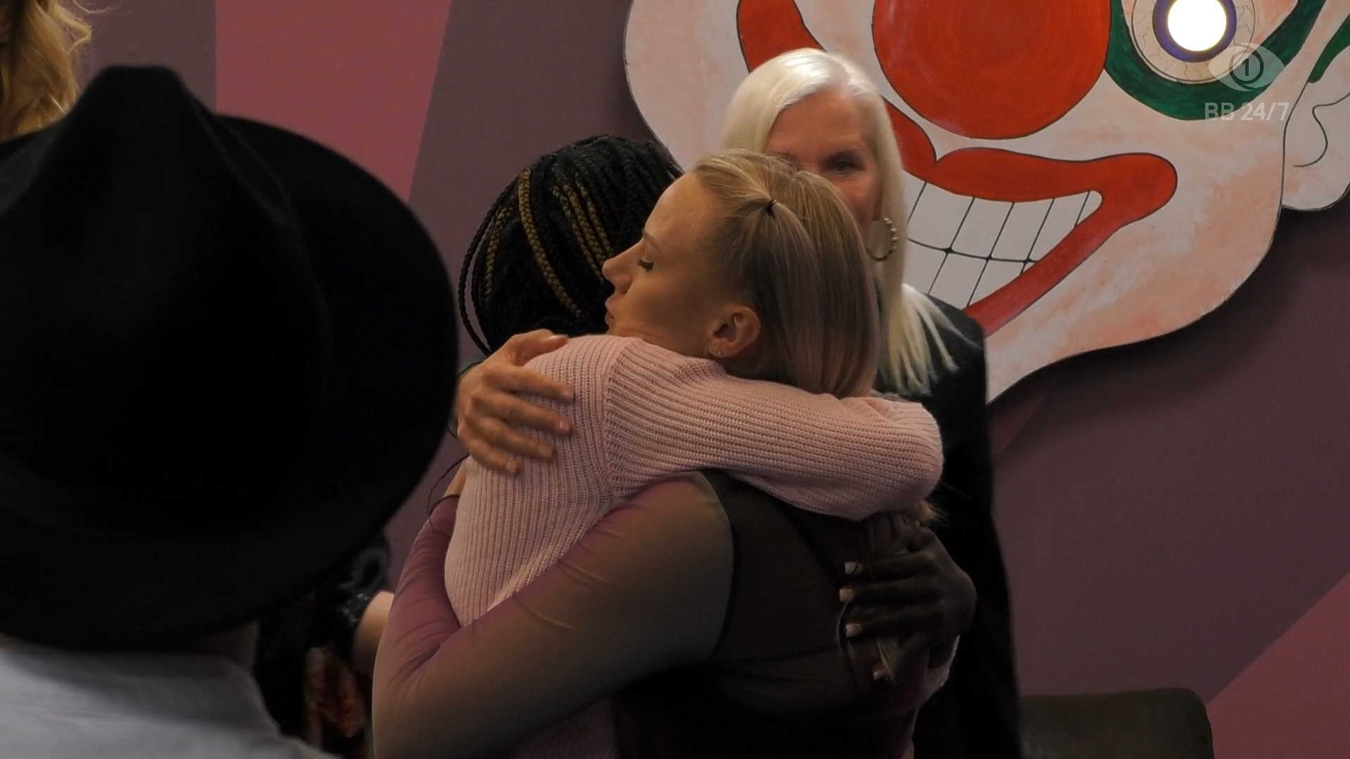 Diayana ja Laura halaavat häätöäänestystuloksen selvittyä. Kuva: © Nelonen Media.