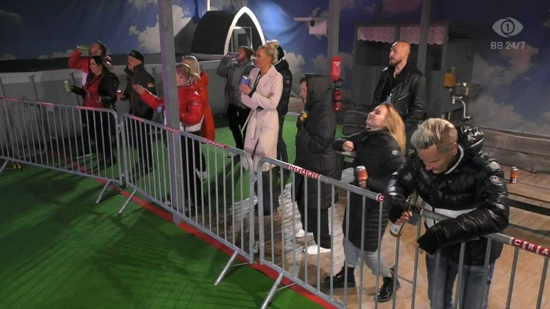 Asukkaat seuraavat Gasellien keikkaa tehtäväalueella. Kuva: © Nelonen Media. Asukkaat seuraavat Gasellien keikkaa tehtäväalueella. Kuva: © Nelonen Media.