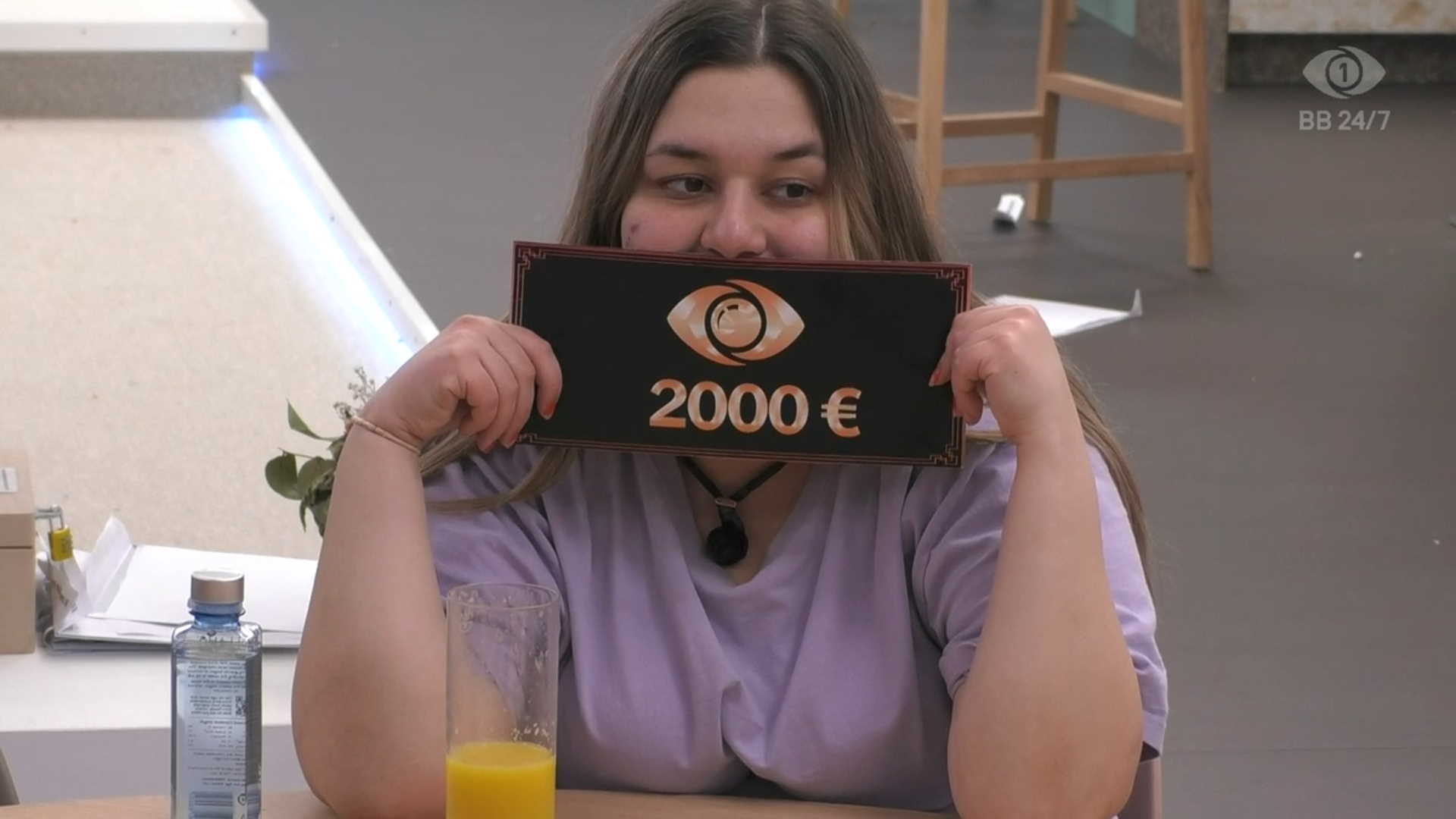 Muut asukkaat antoivat 2000 euron shekin Jasmiinalle. Kuva: © Nelonen Media.