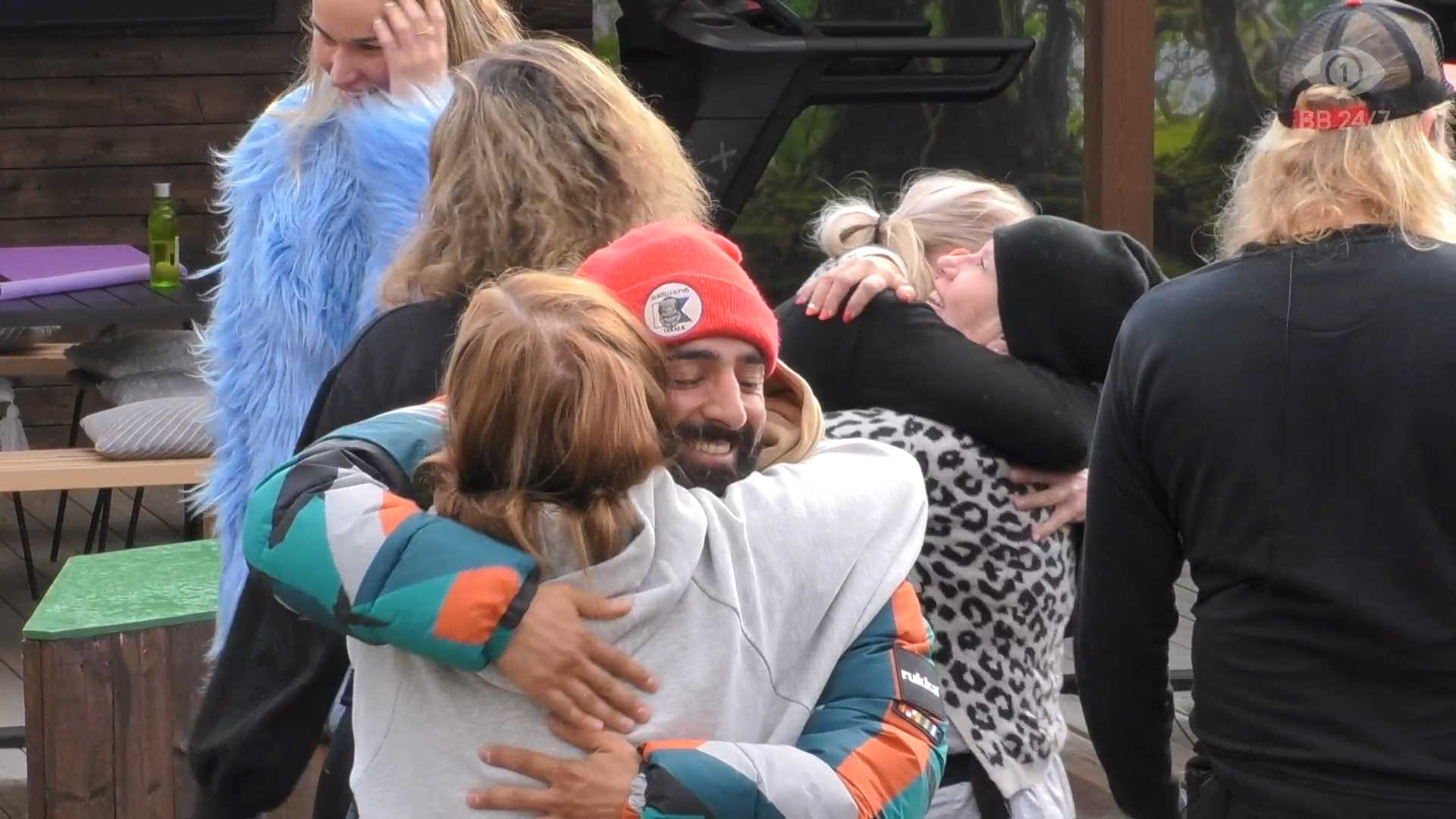 Onnellisia halauksia kauppatehtävän päättymisen jälkeen. Kuva: © Nelonen Media.