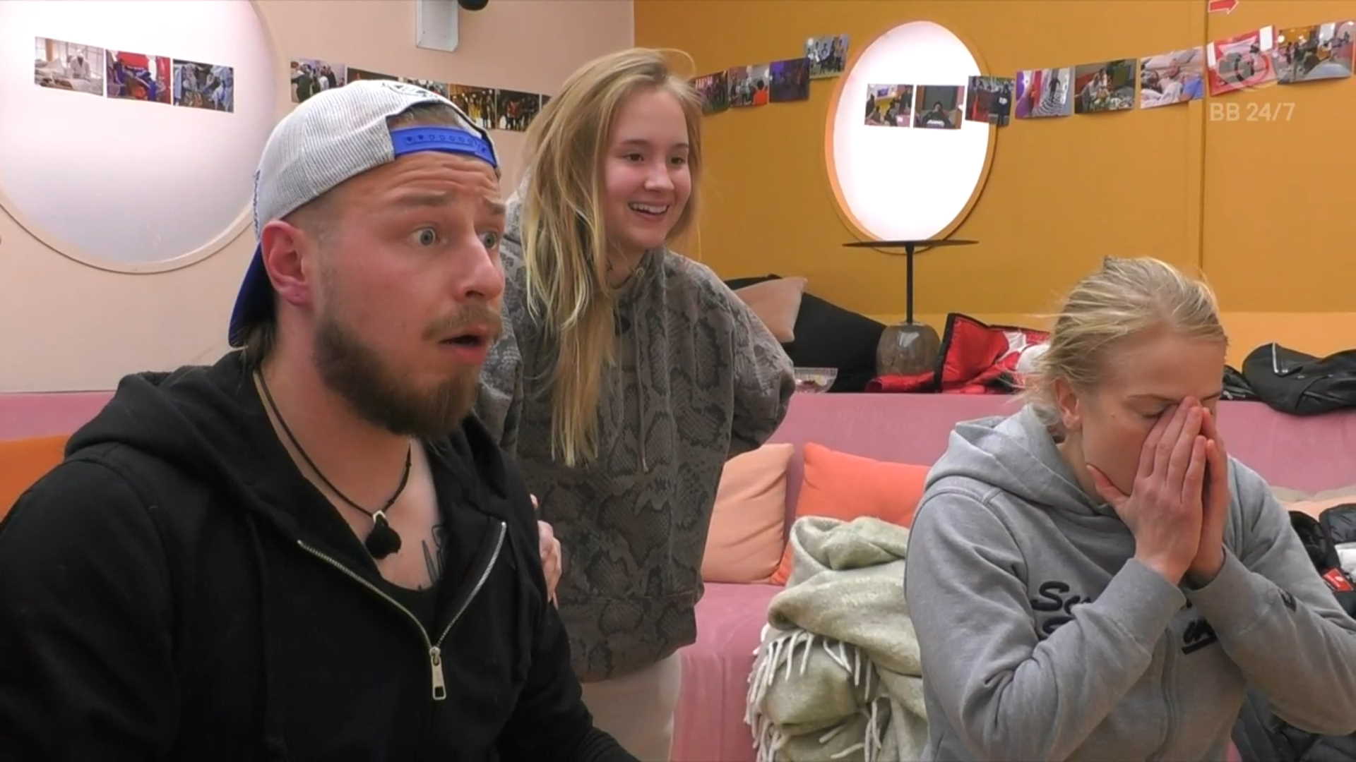 Olli-Pekka kertoo hämmästyneille BB-finalisteille televisiossa tultuaan häädetyksi hetkeä aiemmin. Kuva: © Nelonen Media.