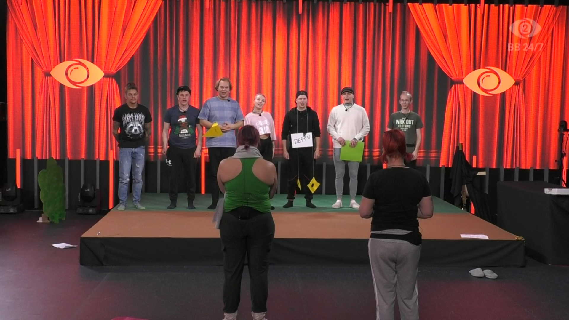 Asukkaat harjoittelivat Punahilkka-näytelmää tehtäväalueella. Kuva © Nelonen Media.