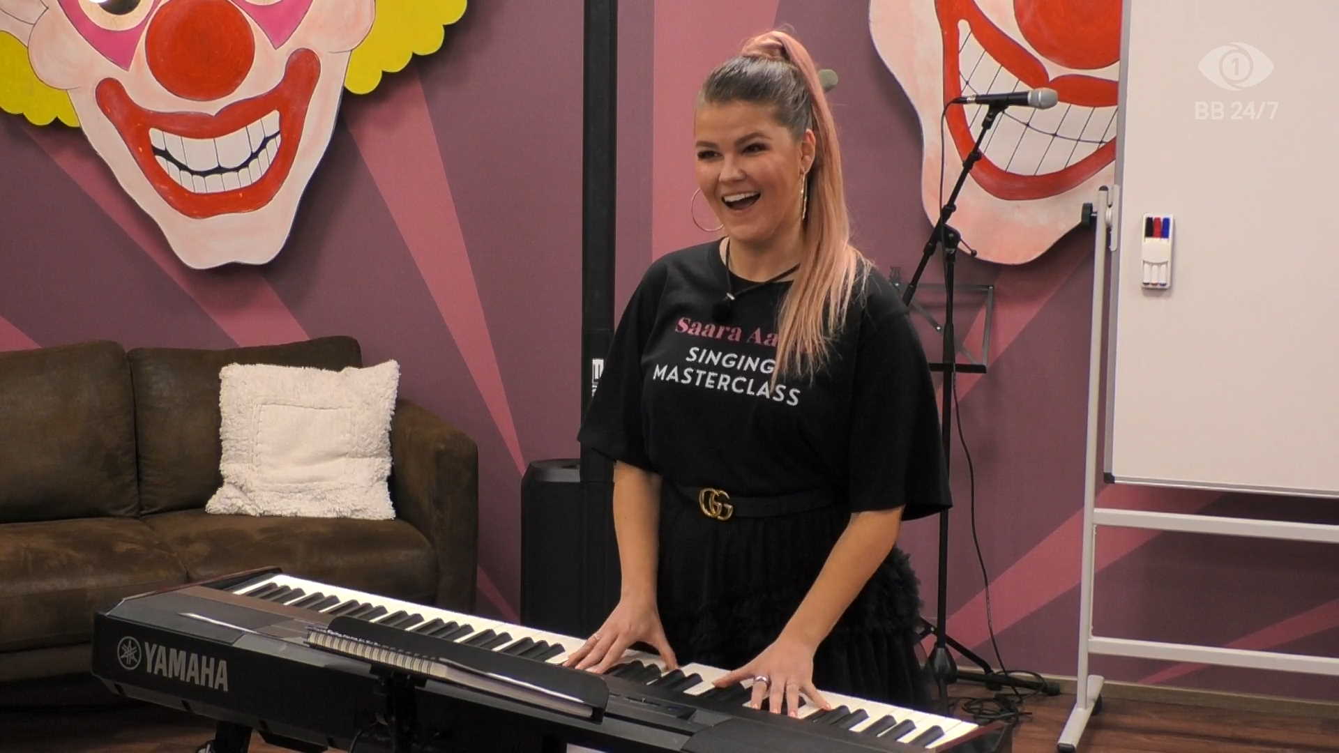 Saara Aalto meni pitämään asukkaille biisileirin BB-taloon. Kuva: © Nelonen Media. Saara Aalto meni pitämään asukkaille biisileirin BB-taloon. Kuva: © Nelonen Media.