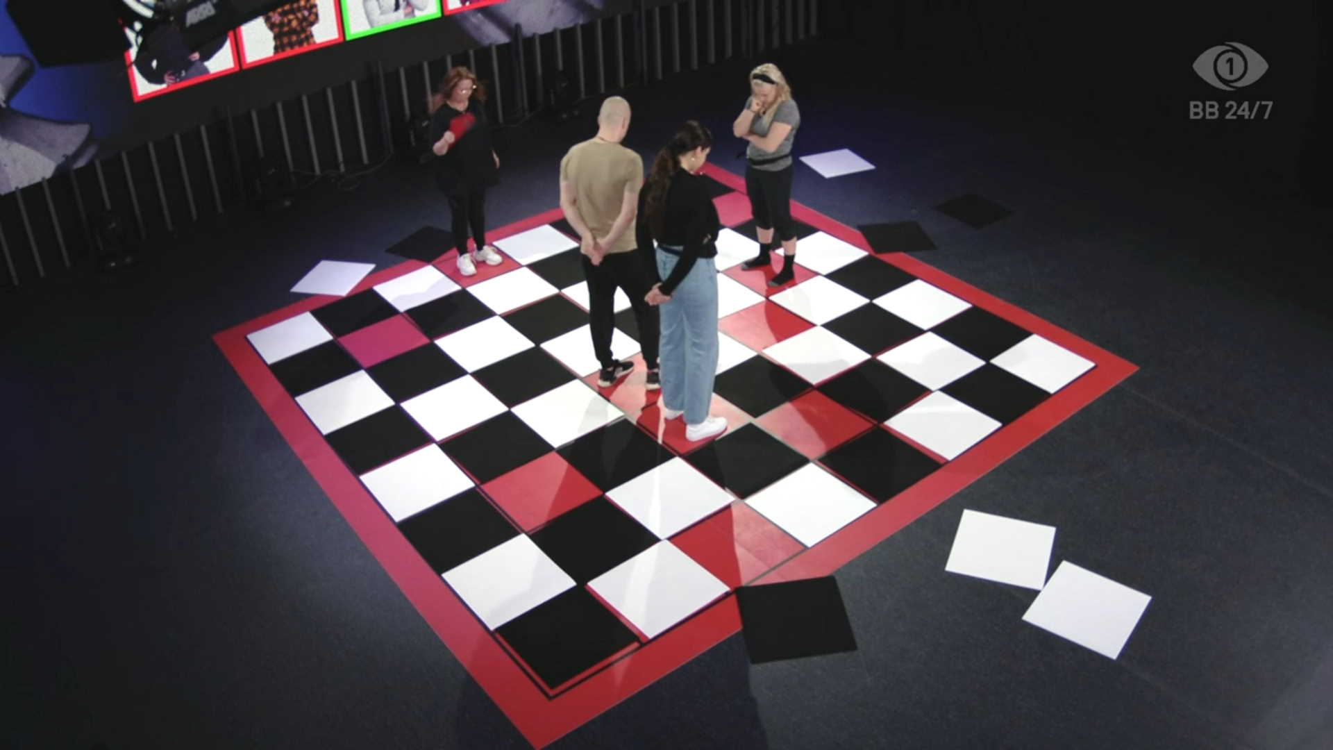Ihmisshakkia jätimäisellä shakkilaudalla. Kuva: © Nelonen Media.