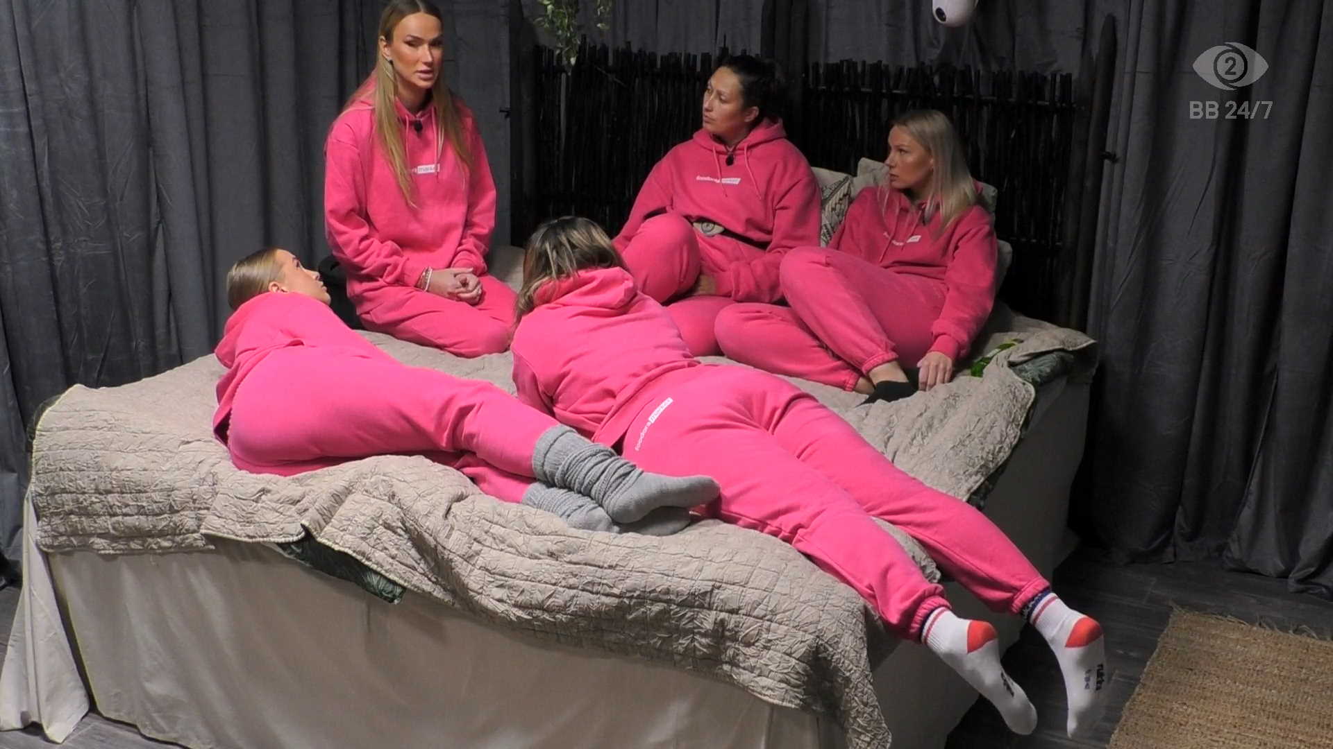 Sofia, Milena, Laura, Mia ja Merve puivat tilannetta päällikön huoneessa. Kuva: © Nelonen Media.